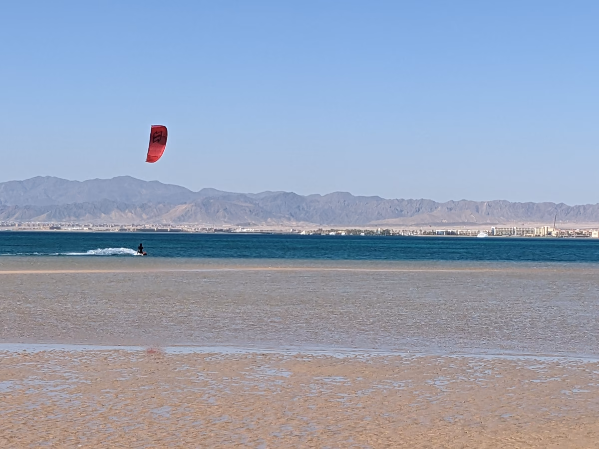 Kitesurfing in Soma Bay: Best Red Sea Spot for Wind & Lessons (2025) - Image 1
