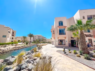 Light & Airy Spacious Marina 3BR w Sauna & Hot tub