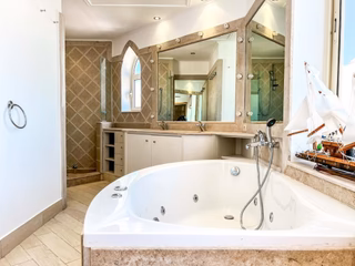 Light & Airy Spacious Marina 3BR w Sauna & Hot tub - Image 6