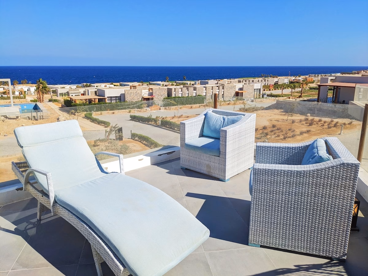 Modern 2BR Villa w sea views, beach & pool access - Image 10