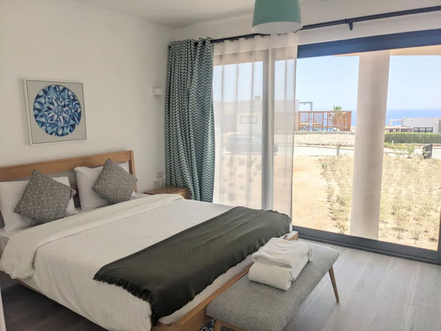 Modern 2BR Villa w sea views, beach & pool access - Image 2