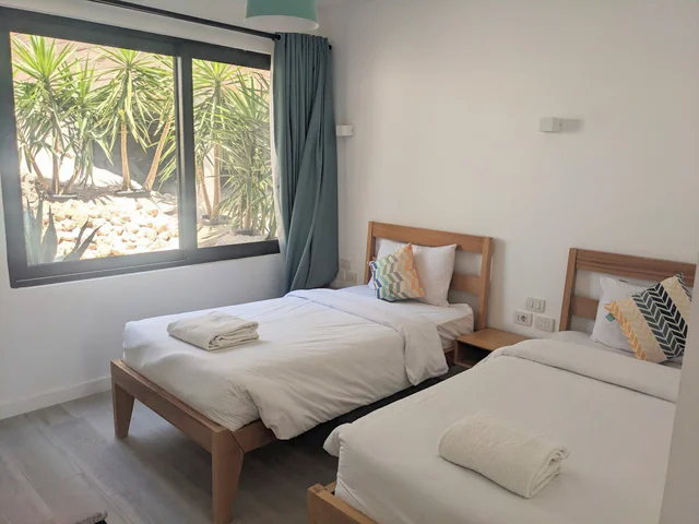 Modern 2BR Villa w sea views, beach & pool access - Image 3