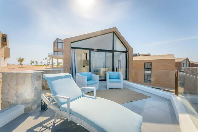 Modern 2BR Villa w sea views, beach & pool access - Image 4