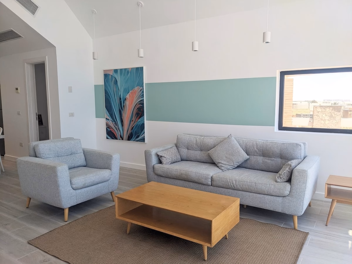 Modern 2BR Villa w sea views, beach & pool access - Image 5