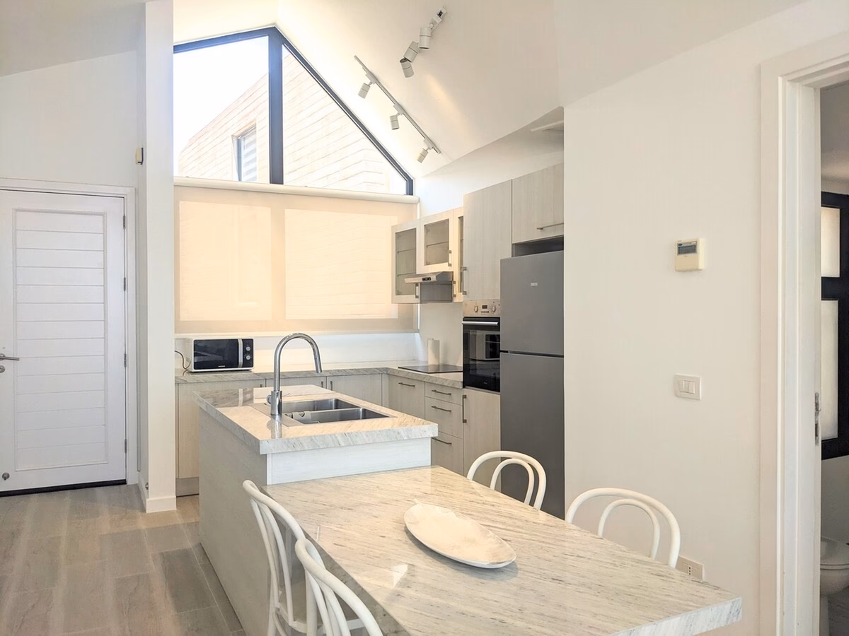 Modern 2BR Villa w sea views, beach & pool access - Image 7