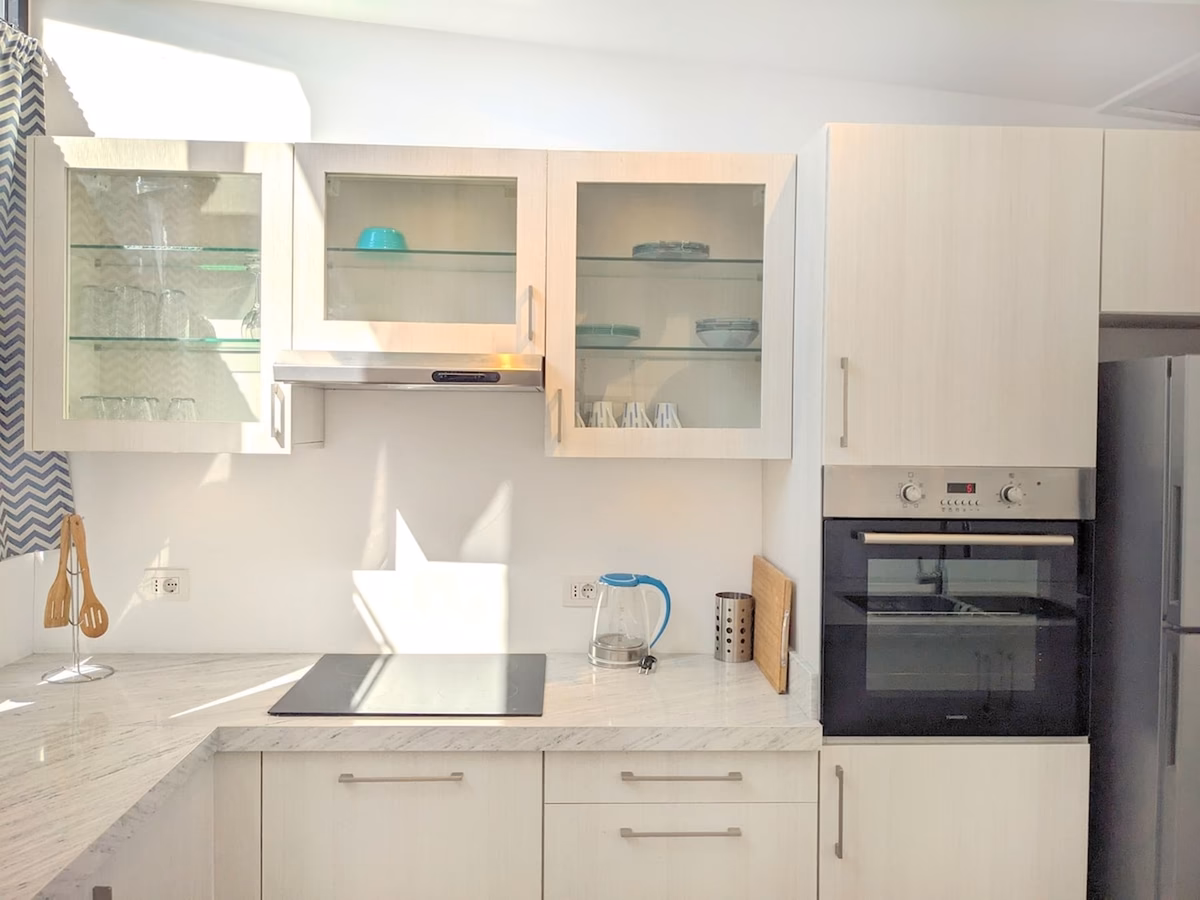 Modern 2BR Villa w sea views, beach & pool access - Image 9