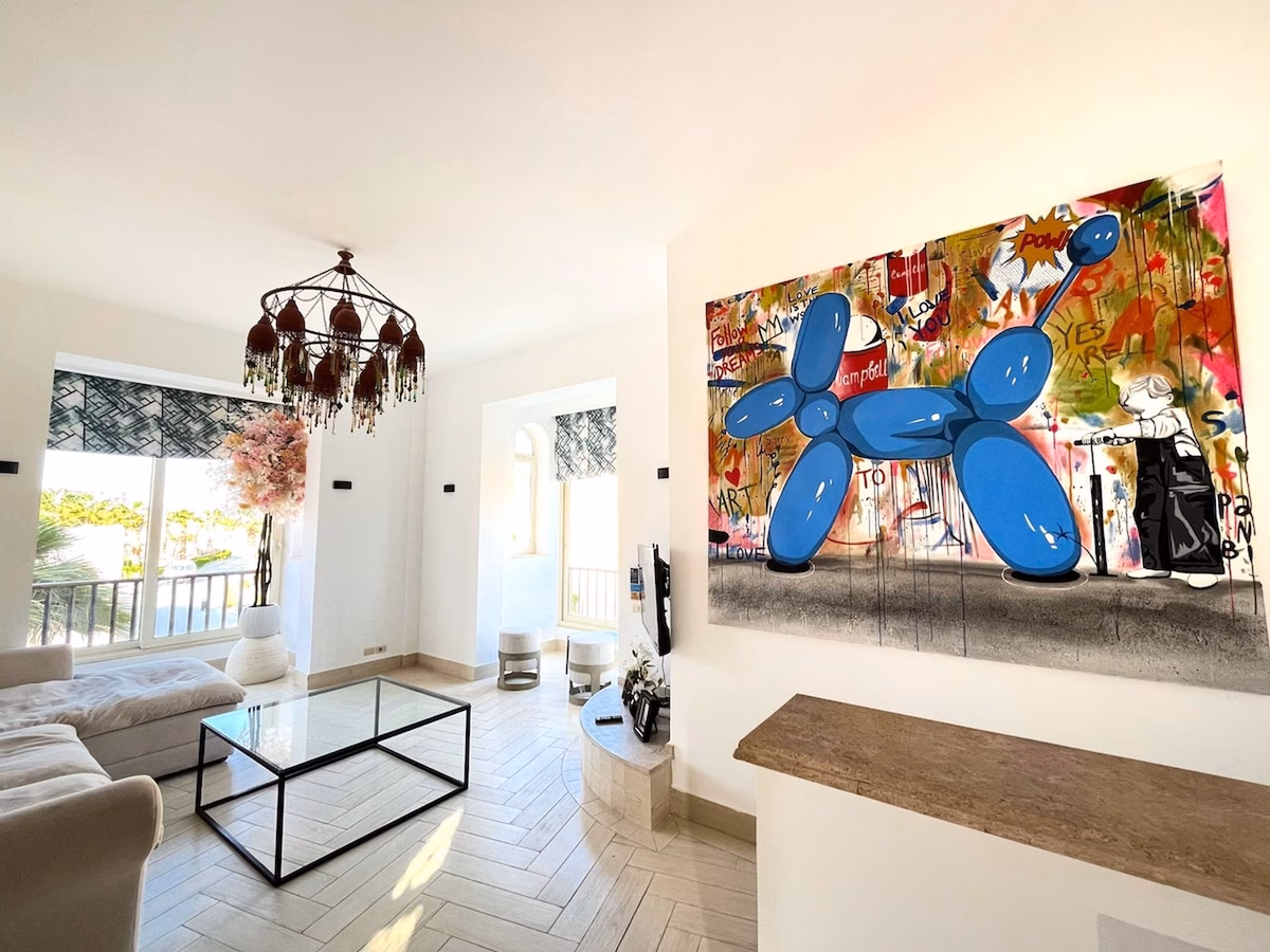 Light & Airy Spacious Marina 3BR w Sauna & Hot tub - Image 2