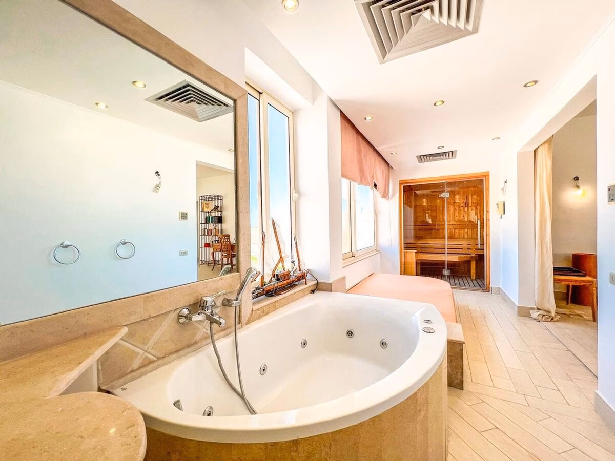 Light & Airy Spacious Marina 3BR w Sauna & Hot tub - Image 5