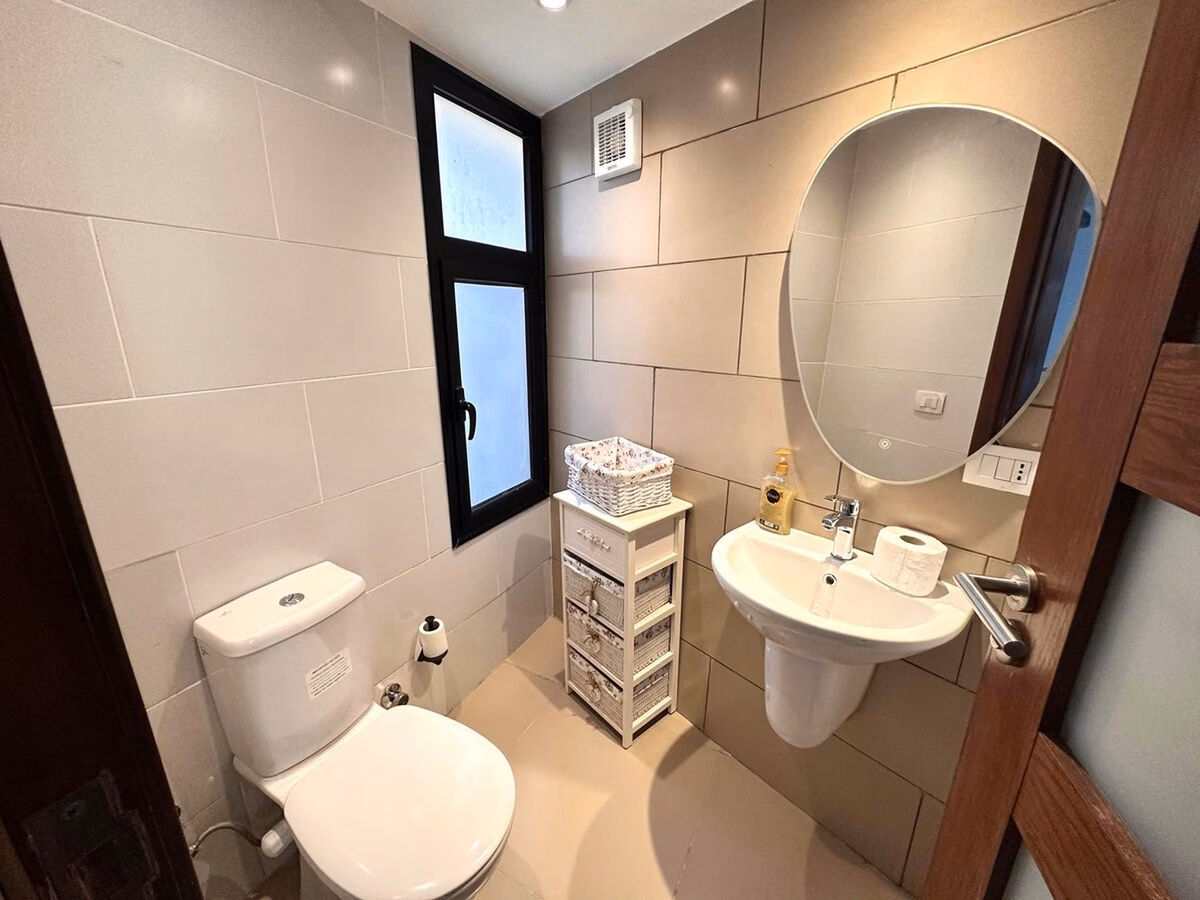 Spacious Seaviews Villa With Pool & Beach Access - Image 10