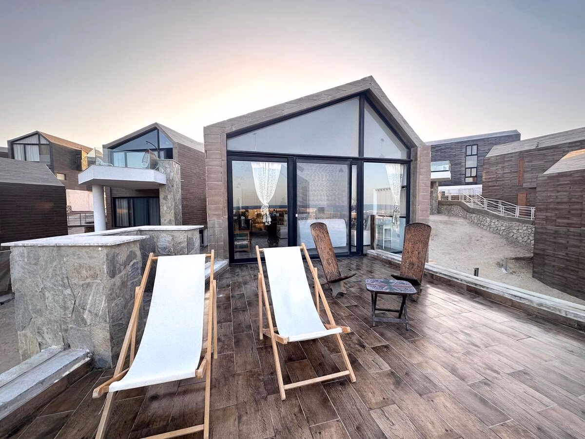 Spacious Seaviews Villa With Pool & Beach Access - Image 2