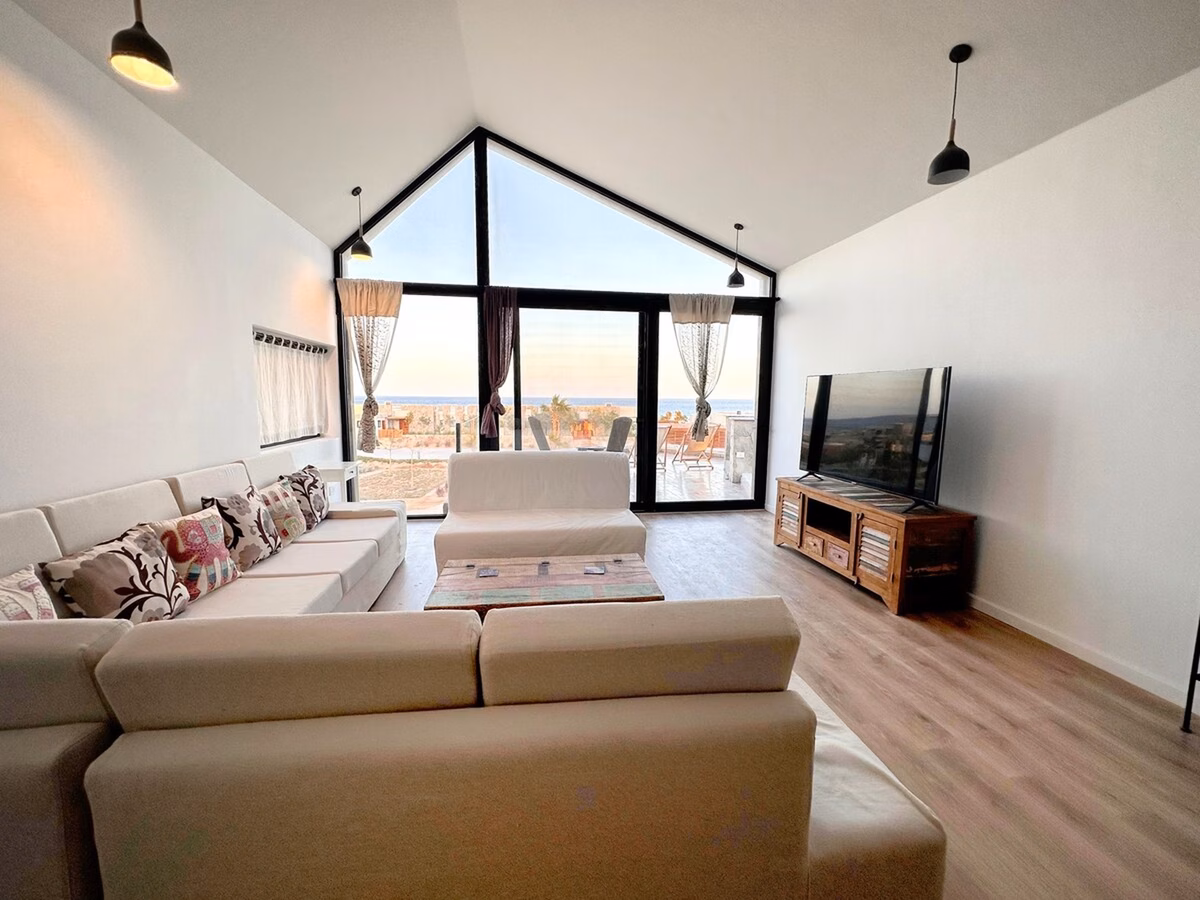 Spacious Seaviews Villa With Pool & Beach Access - Image 9