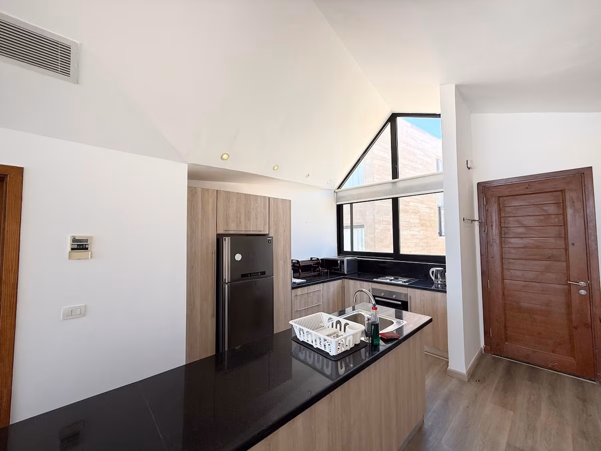 Sea View 2 BR Villa w Terrace, Beach & Pool Access - Image 10