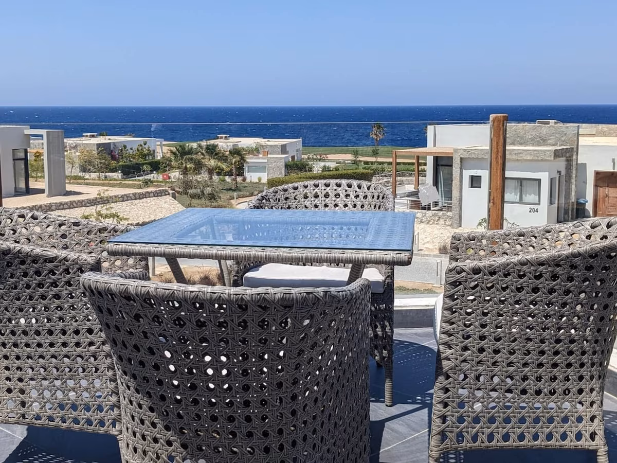 Sea View 2 BR Villa w Terrace, Beach & Pool Access - Image 2