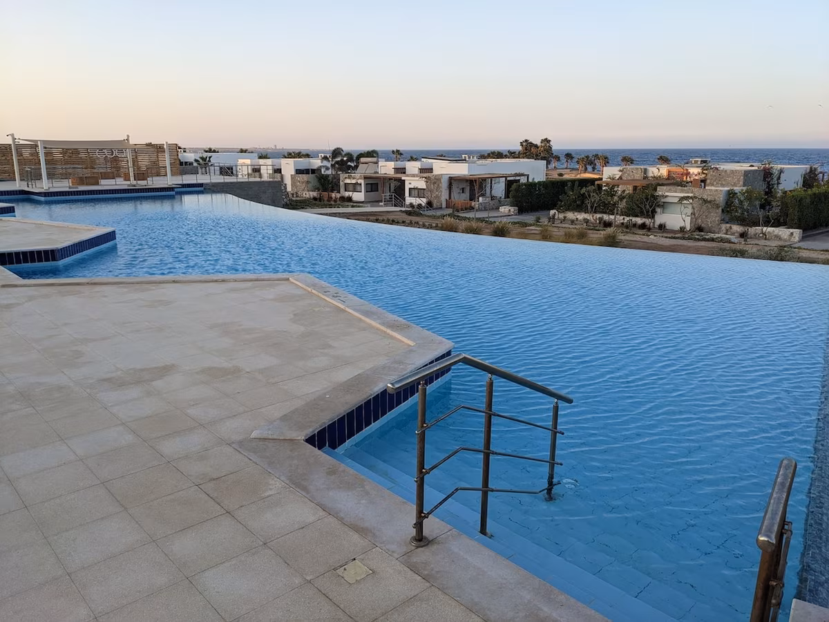 Sea View 2 BR Villa w Terrace, Beach & Pool Access - Image 5