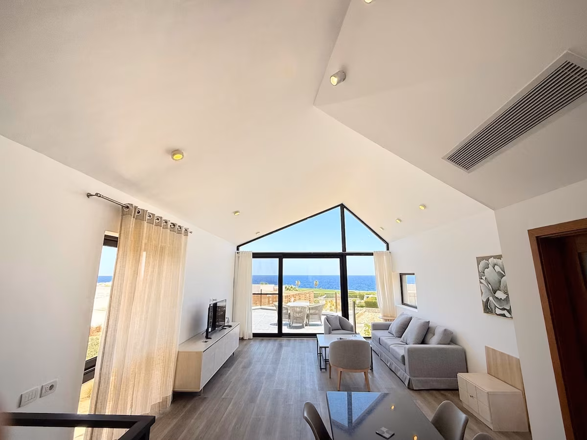 Sea View 2 BR Villa w Terrace, Beach & Pool Access - Image 8