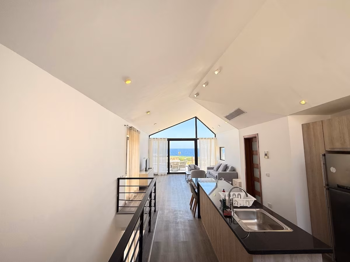 Sea View 2 BR Villa w Terrace, Beach & Pool Access - Image 9