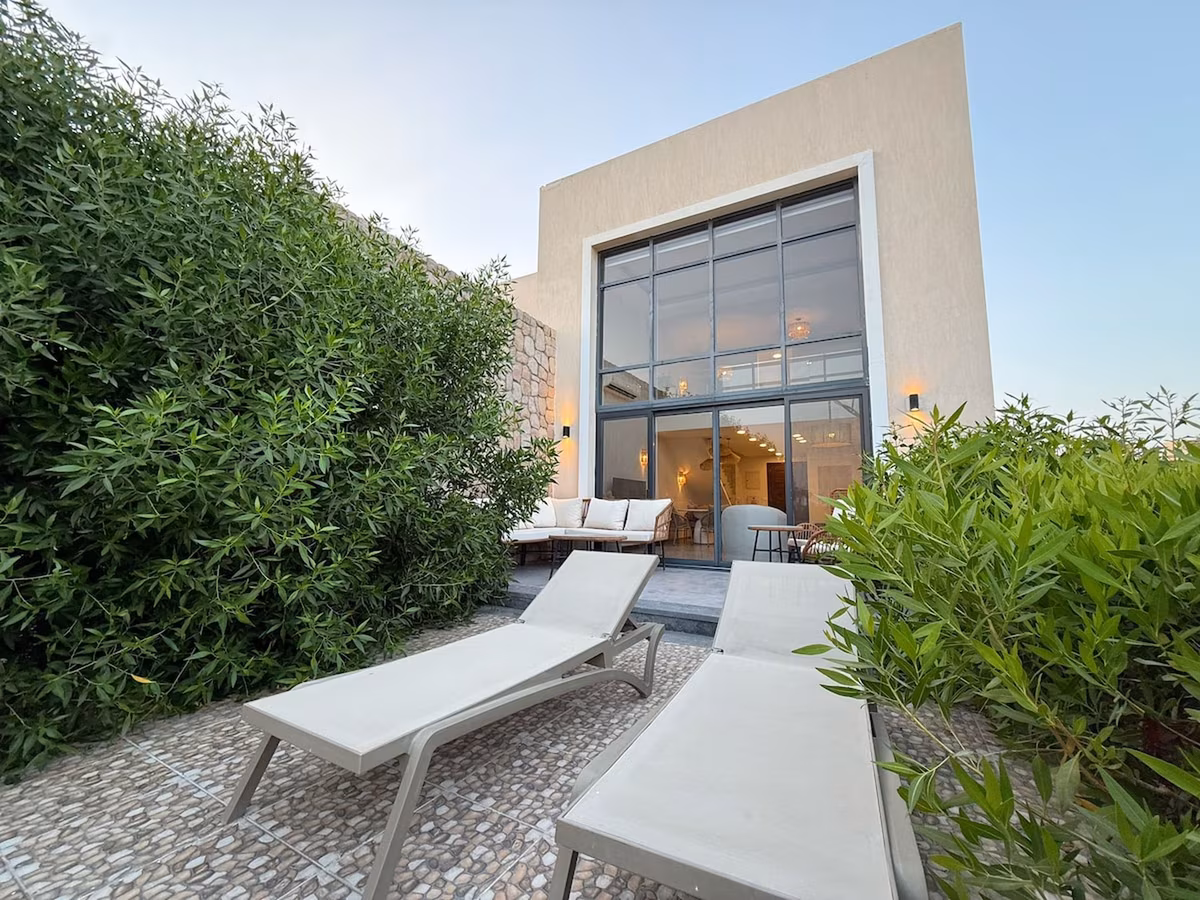 Beachfront Loft Garden, Beach & Pool access - Image 1