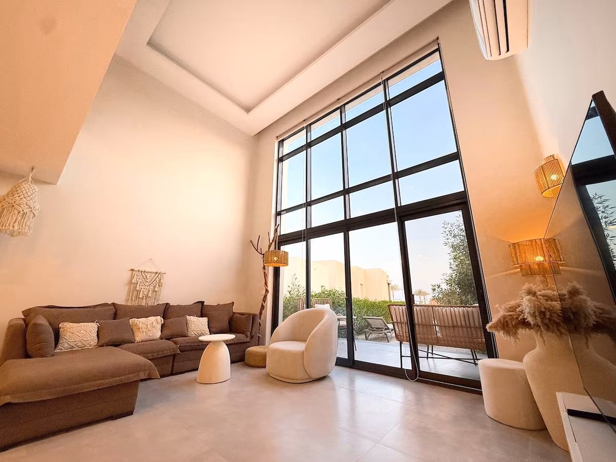 Beachfront Loft Garden, Beach & Pool access - Image 2