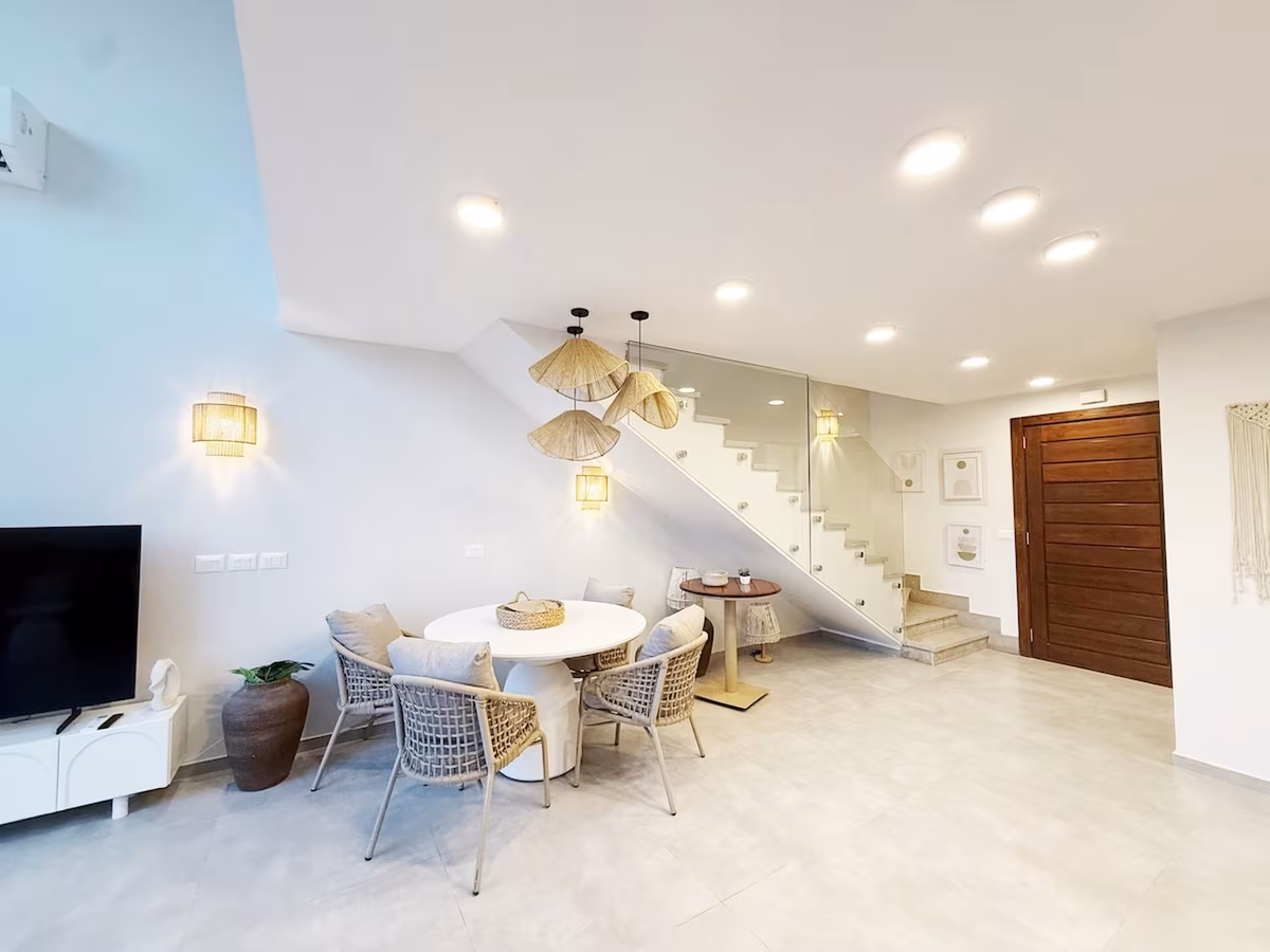 Beachfront Loft Garden, Beach & Pool access - Image 4