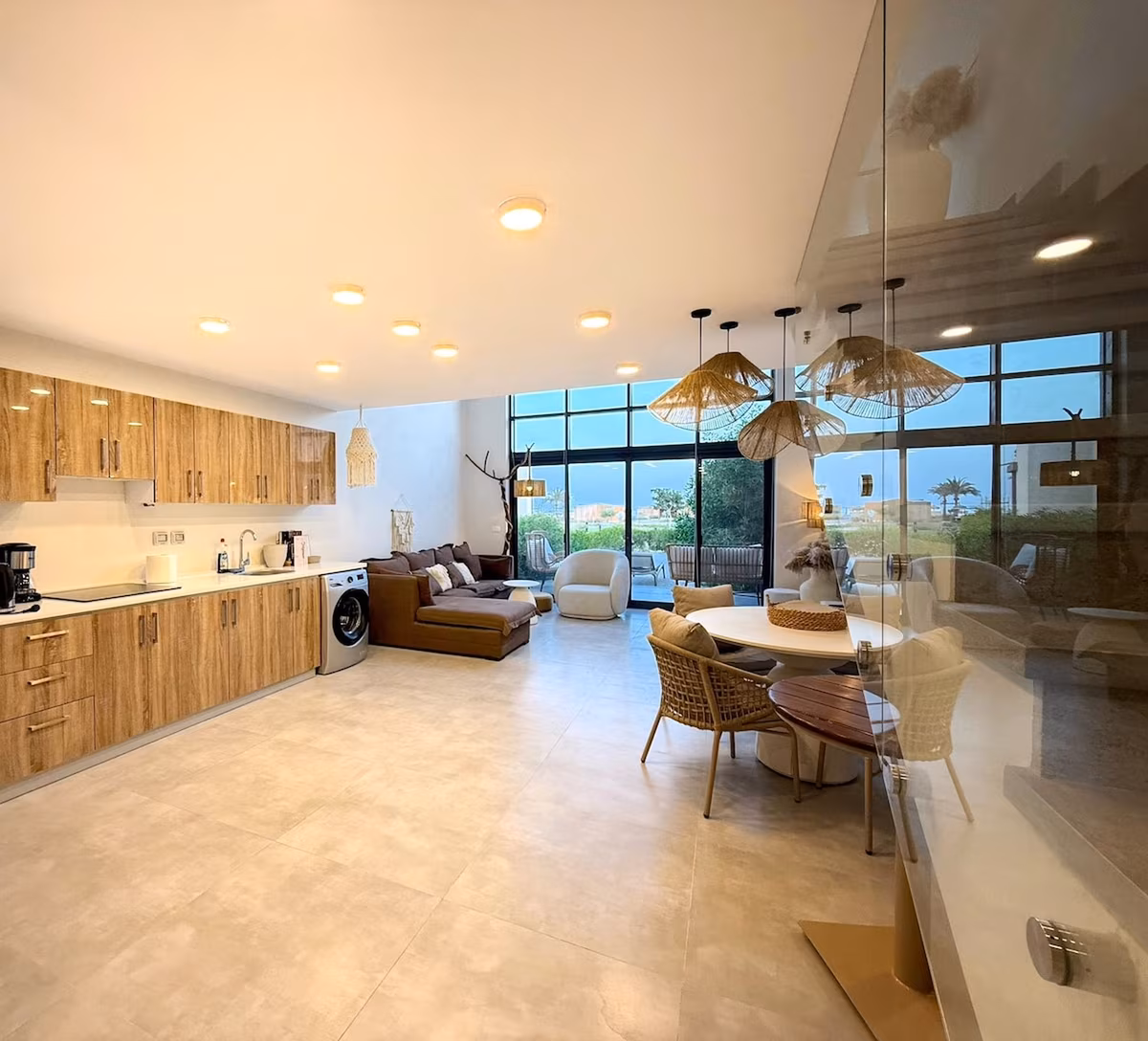 Beachfront Loft Garden, Beach & Pool access - Image 9